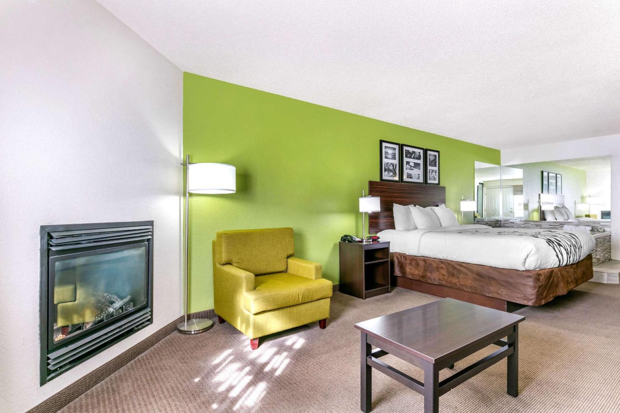 Sleep & Near Sports World Blvd Hotel 3*